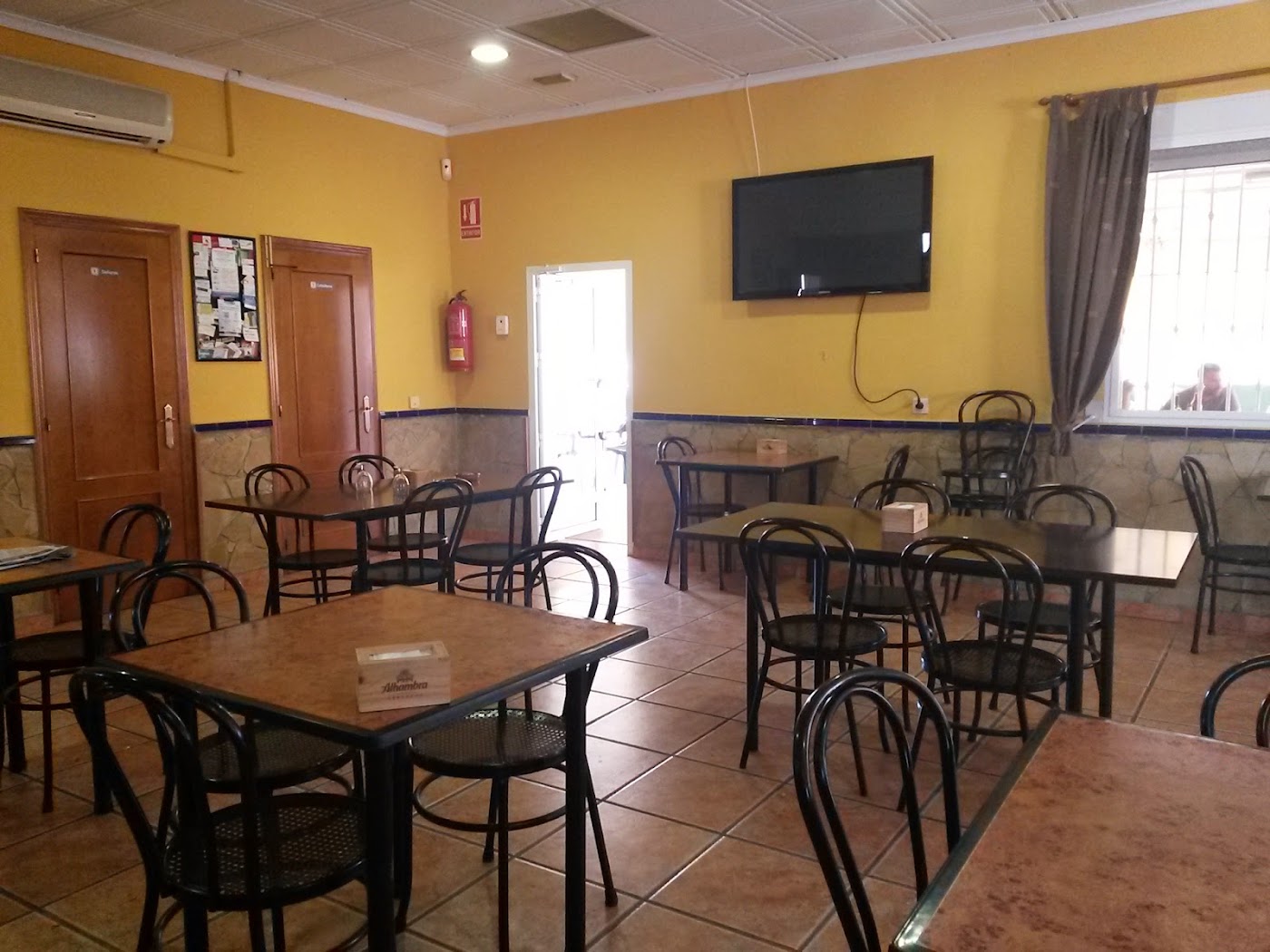 Sala de Bar Maravisa con mesas y ventanales