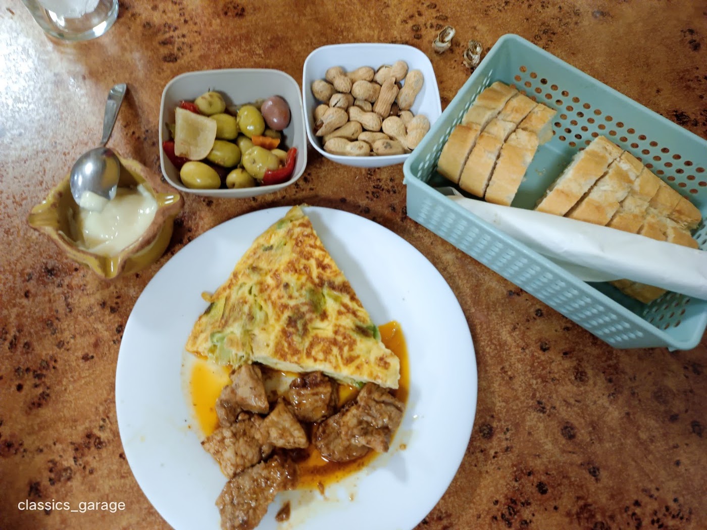 Tortilla, olivas y patatas